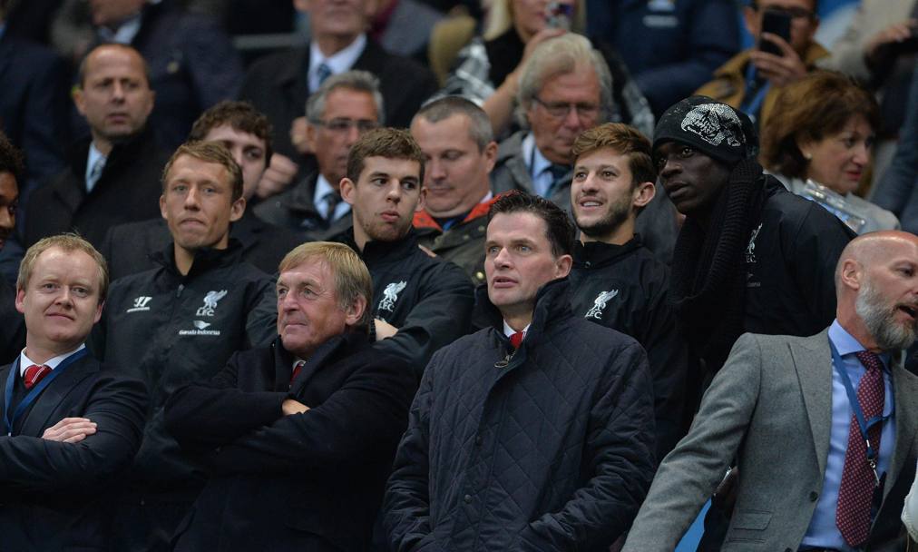 Balo si posiziona vicino ai compagni. Davanti a lui una leggenda del Liverpool: Kenny Dalglish. Epa